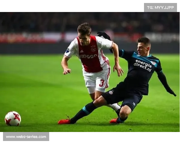 埃因霍温边卫积极前插 存在防守空档易遭反击 埃因霍温边卫积极前插 存在防守空档易遭反击