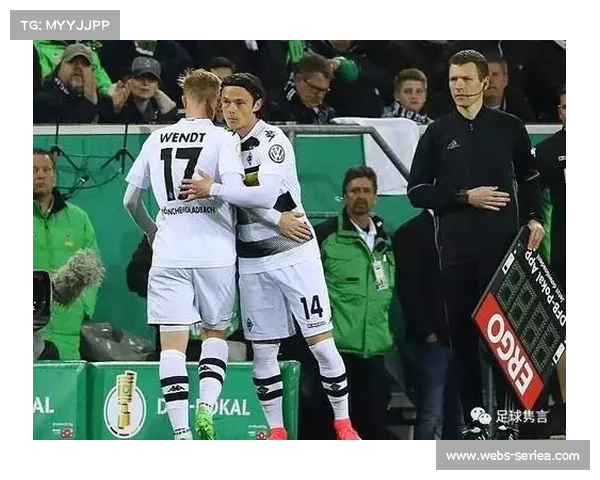 法兰克福球迷抗议过早退场，连追4球憾平门兴